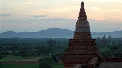 Bagan temples, Ayeyarwaddy river and Tent Kyi hills in the background